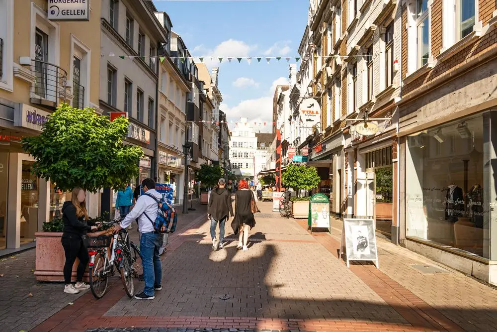 Lebendige Fußgängerzone in der Neusser Innenstadt beim CoWoNE.Center