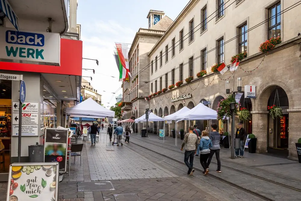 Neusser Innenstadt mit Wochenmarkt und historischen Arkaden nahe dem CoWoNE.Center
