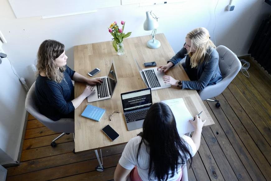 Die Vorteile von Coworking für Unternehmer: Flexibilität und Netzwerkmöglichkeiten