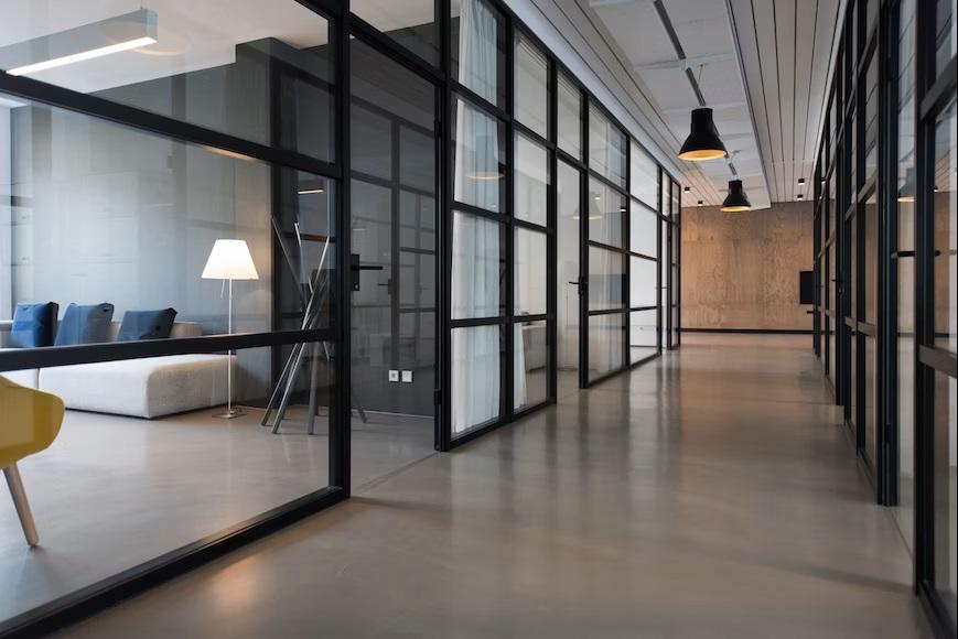 Coworking vs. Büro in Neuss mieten: Vor- und Nachteile im Vergleich