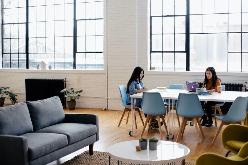 Von starren Büros zu flexiblen Arbeitsumgebungen: Coworking-Spaces als Zukunftstrend