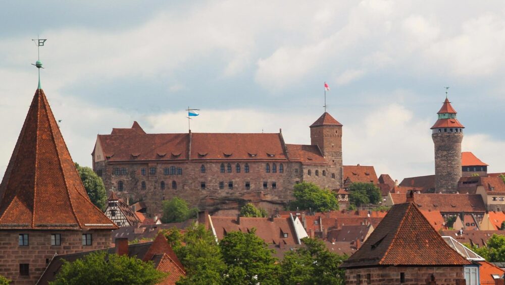 Coworking in Nürnberg mit Blick auf die Burg, flexible Büros, Top-Lage & volle Kostenkontrolle – ohne Kompromisse bei Professionalität oder Komfort.