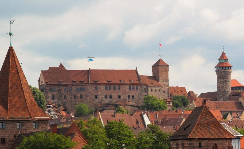 Coworking in Nürnberg mit Blick auf die Burg, flexible Büros, Top-Lage & volle Kostenkontrolle – ohne Kompromisse bei Professionalität oder Komfort. Meetingraum Nürnberg